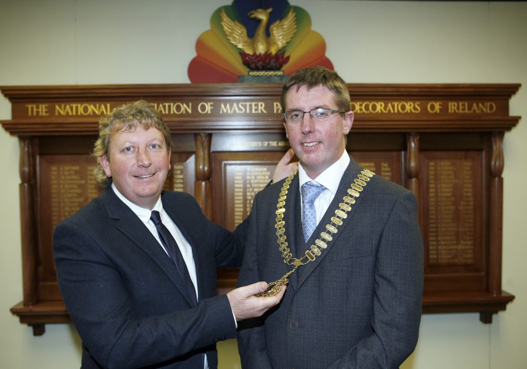 Mark Dilloughery handing over the Presidents chain to Damian Duff